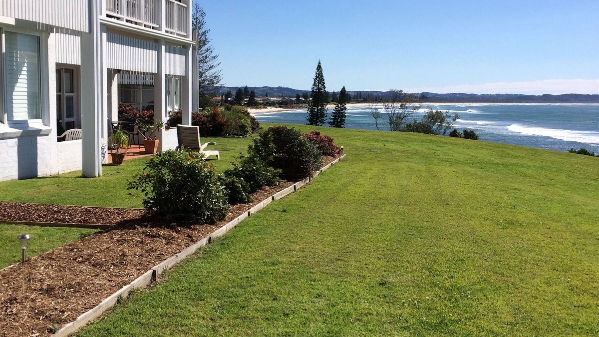 Lennox Head Apartment | 21 The Quarterdeck Stylish waterfront accommodation