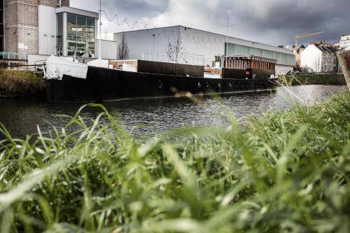 Strop Boat Rental | 210 m² Houseboat ∙ 3 bedrooms ∙ 8 guests