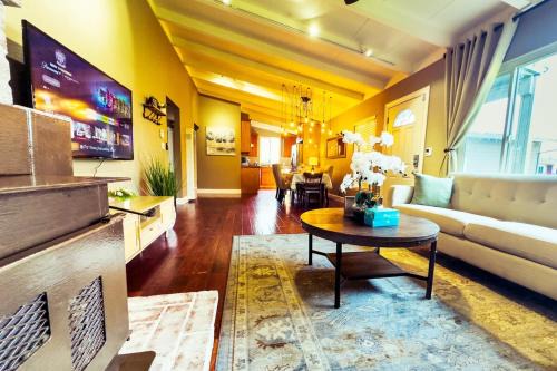 East San Mateo House | 2139 SanMateo 3B AC Home Parking WIFI fully Fenced Yard