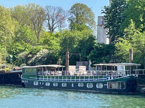 Quartier de la Muette Boat Rental | 220 m² Houseboat ∙ 3 bedrooms ∙ 6 guests
