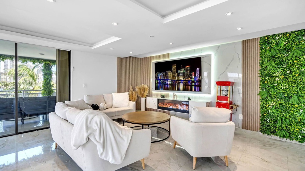 Hallandale Beach Apartment | 2200sqft² Waterfront Luxe Condo & Close to beach