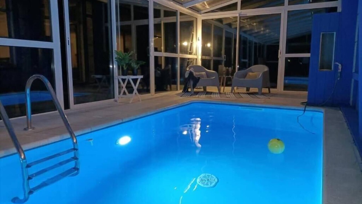 Vire House | 220m2 house with indoor pool heated to 28C