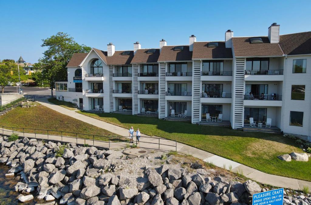 Charlevoix House | 223 Edgewater Inn