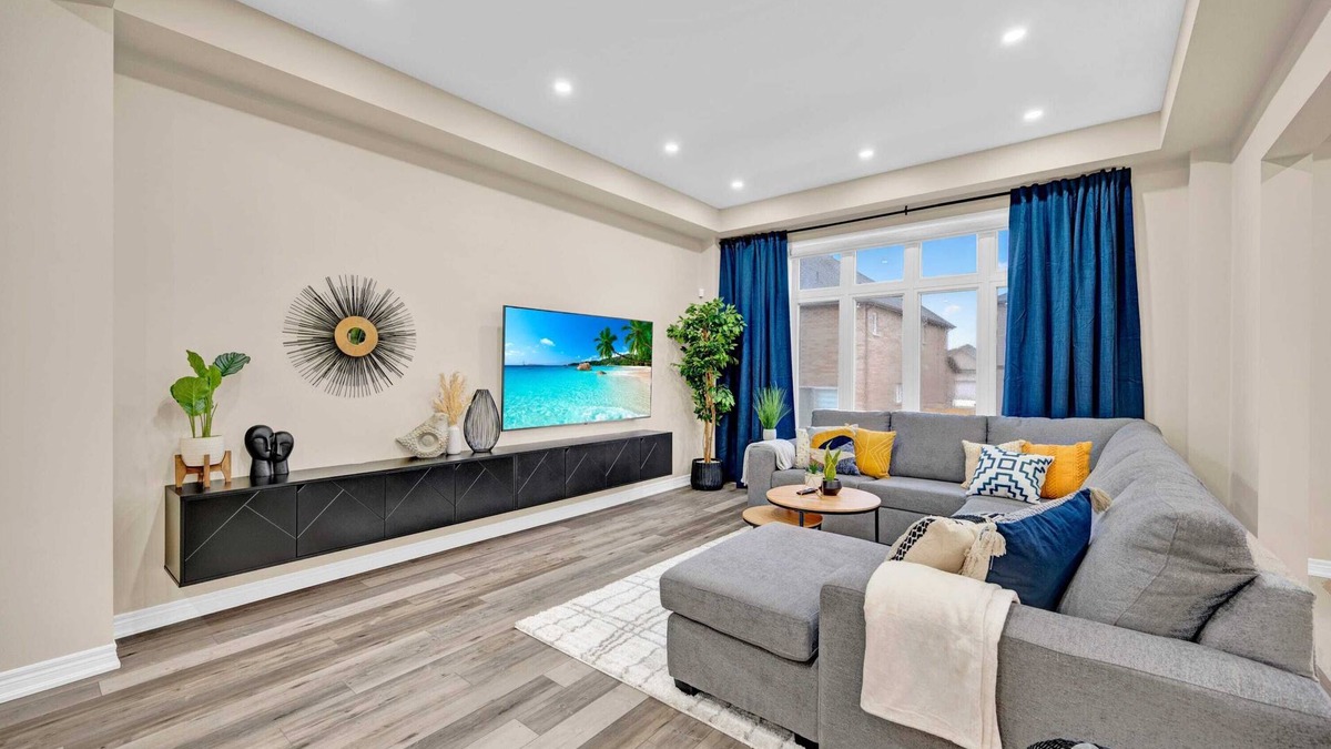 Thorold House | 22min drive to Niagara. Sleeps 10. 1GB. 5 Bd/4 Bth