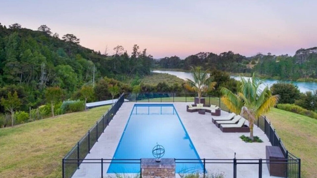 Lucas Heights House | 23-Acre Estate, 20 Mins from CBD