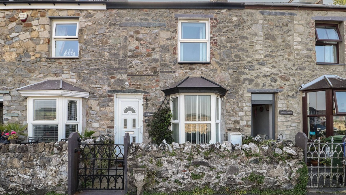 Y Felinheli Cottage | 23 BEACH ROAD, pet friendly, country holiday cottage in Y Felinheli