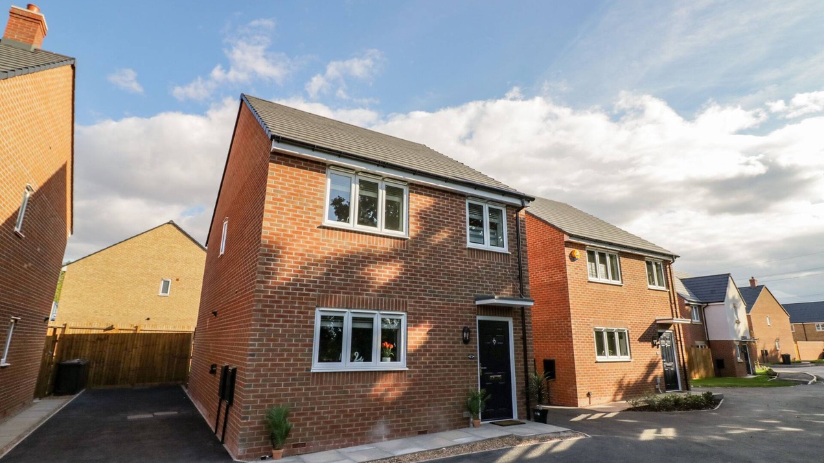 Exhall House | 23 MOAT HOUSE CLOSE, family friendly, with a garden in Bedworth