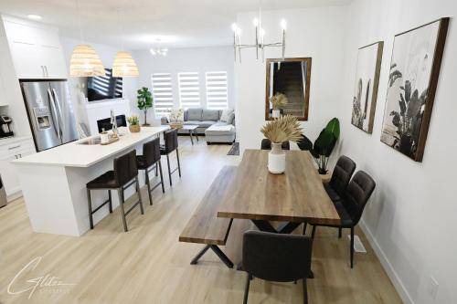 Southwest Edmonton House | 232 m² House ∙ 5 bedrooms ∙ 12 guests
