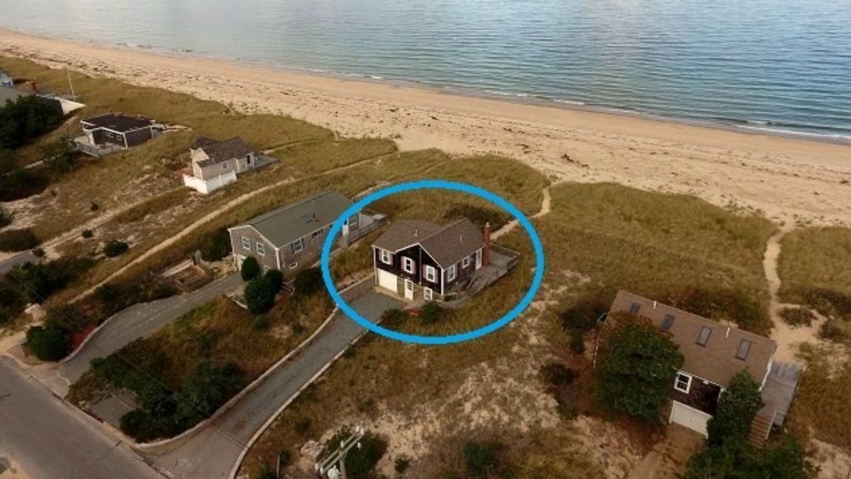 Sagamore Beach Cottage | 233 Phillips Rd