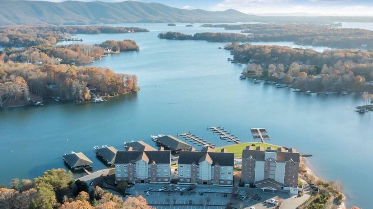 Smith Mountain Lake Apartment | #233 Pointe - 2 Bedroom Lakefront Condo at Mariners SML