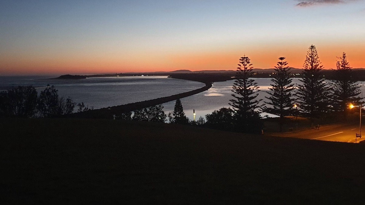 Harrington House | 24/7 a renovated 3 bedroom holiday home facing the peaceful Manning River