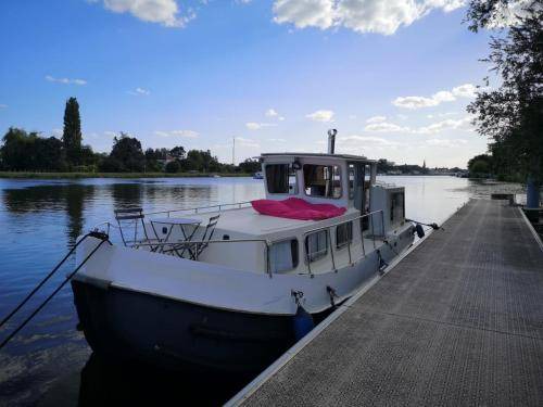 Saint-Jean-de-Losne Boat Rental | 24 m² Houseboat ∙ 2 bedrooms ∙ 5 guests
