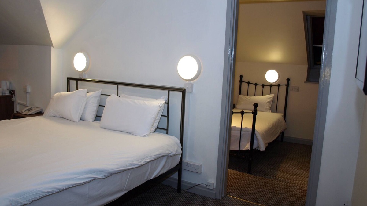 Oldham Hotel | 247 Hotel