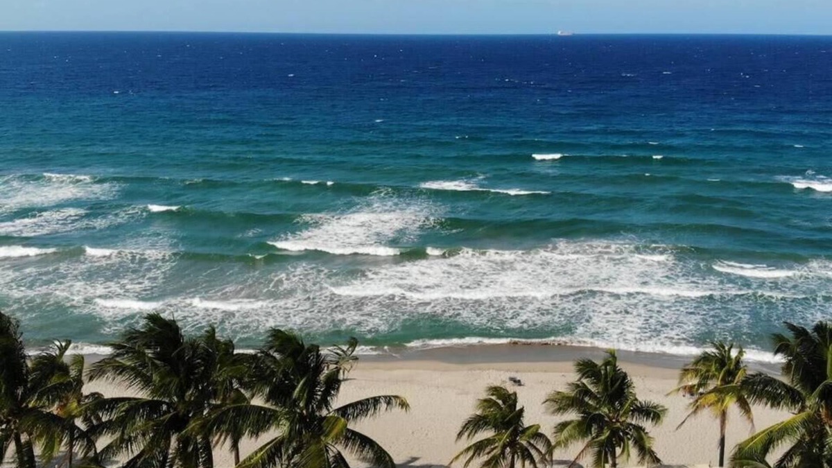 San Juan House | +25 Beach House Fabric with Private Pool and Games