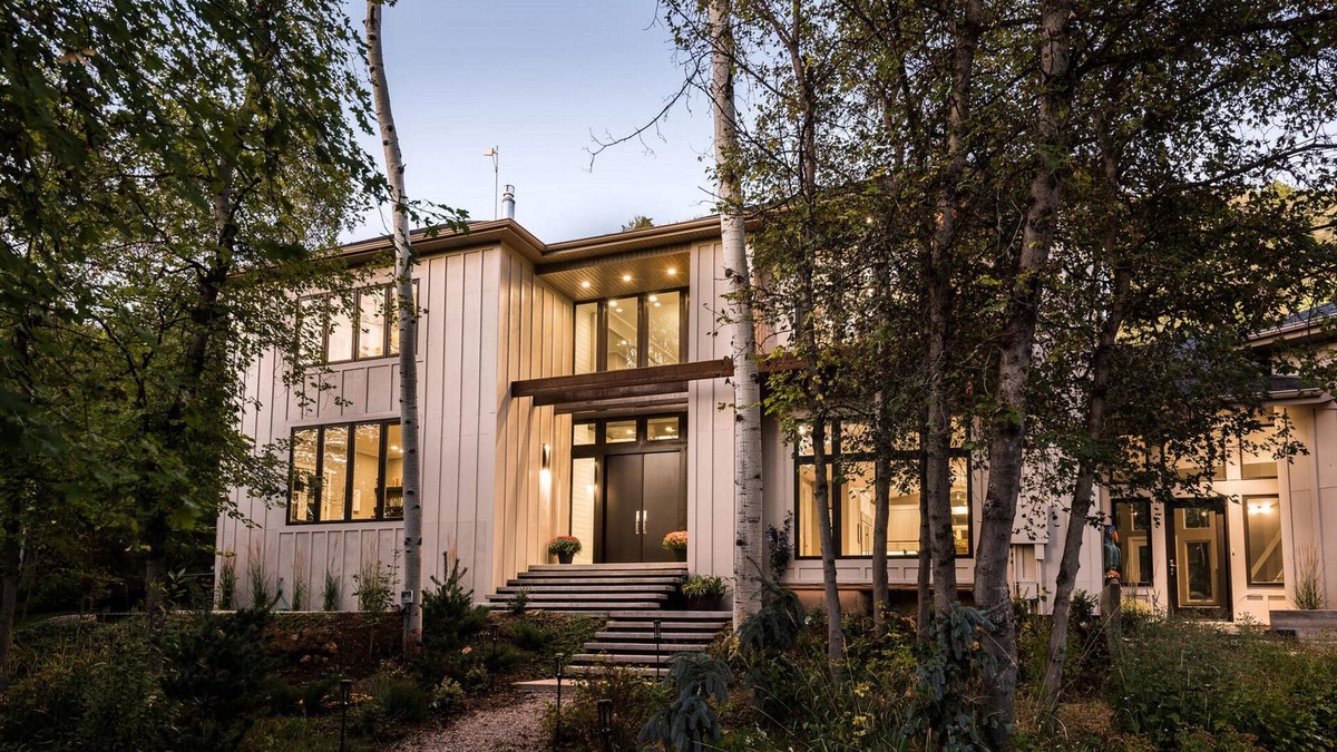 Mount Pleasant House | 25-Bed, Amenity-Rich Estate in a Private Forest