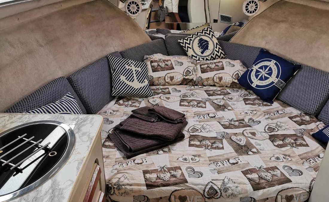 Santa Lucia Boat Rental | 25 m² Houseboat ∙ 1 bedroom ∙ 4 guests