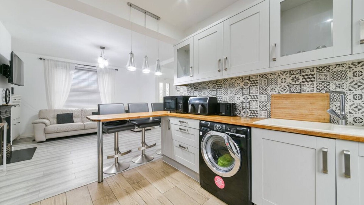 Downham House | 25 Minutes to London City Centre! Family-sized 2 Bed House!