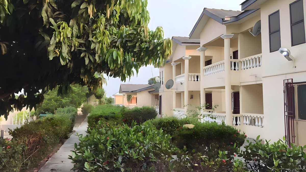 Winneba House | 25 minutes to Winneba Beach! A quiet family suite with dining and living area.