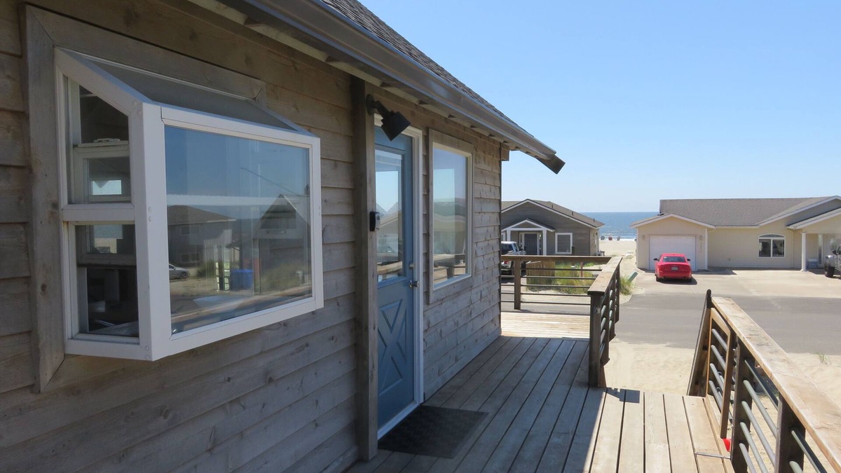 Kiwanda Shores House | 25 Steps to Beach! Bright & Stylish Beach Cottage