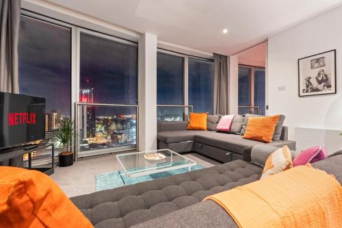 Birmingham City Centre Apartment | 25 World Famous Rotunda 18th floor skyline views