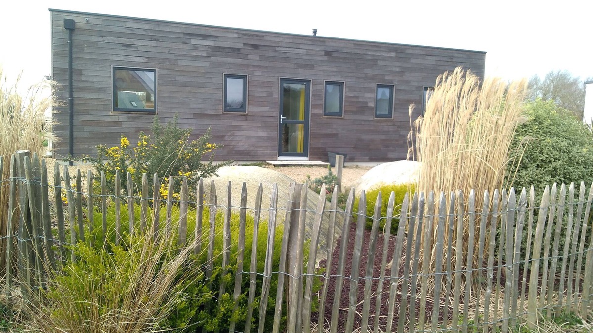 Brignogan-Plage House | 250 m from the beaches and the GR34 coastal path Bright, single-storey wooden house in a quiet residential area.