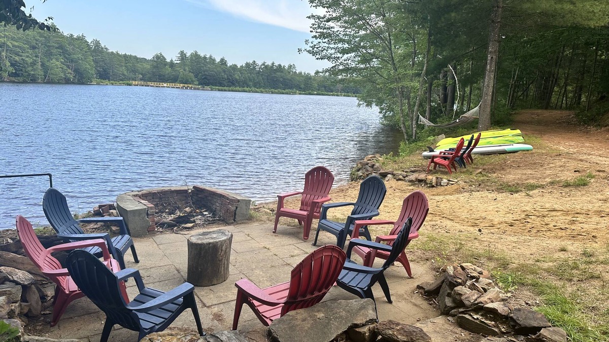 Rochester House | 250ft sandy lakefront oasis - 3BR/2BA