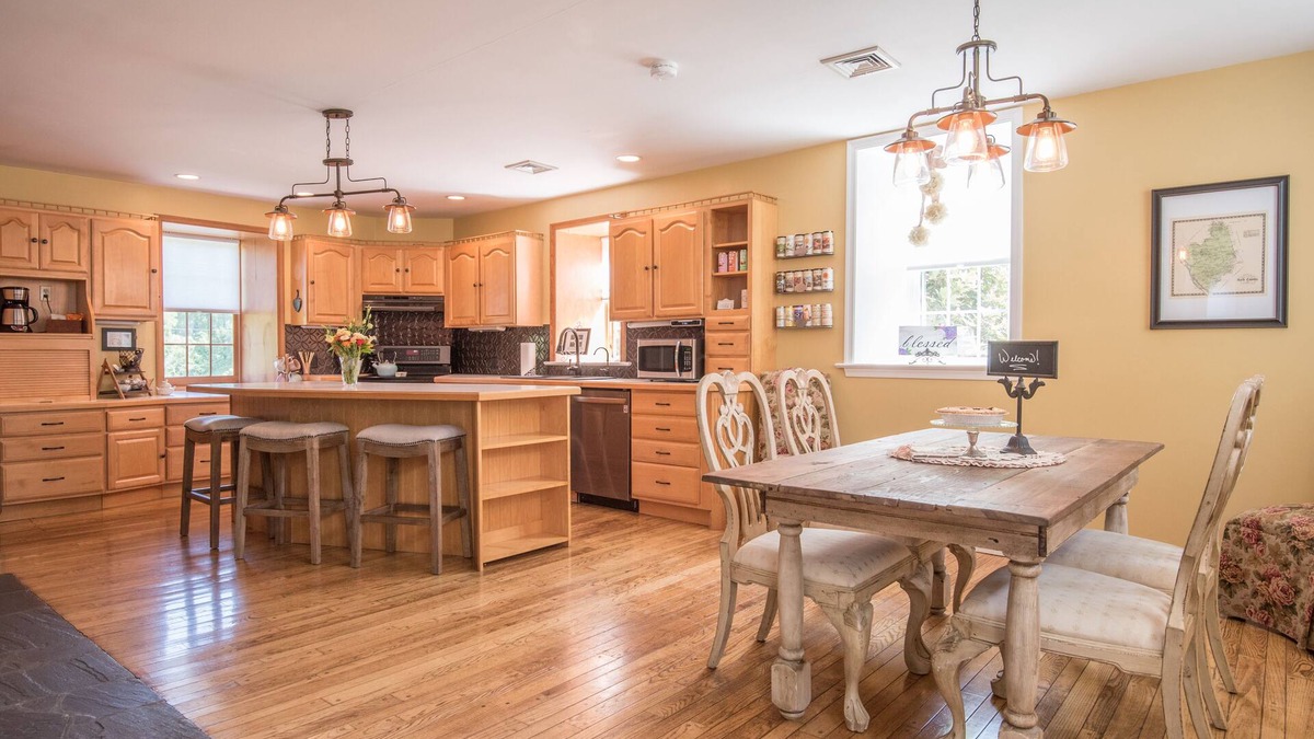 Pequea House | 250yo Stone House - Stargazing, Fireflies, Streams, and room to Run!