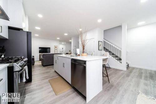 Southwest Edmonton House | 255 m² House ∙ 6 bedrooms ∙ 16 guests