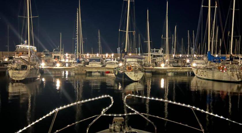 Vallpineda Boat Rental | 26 m² Houseboat ∙ 1 bedroom ∙ 3 guests