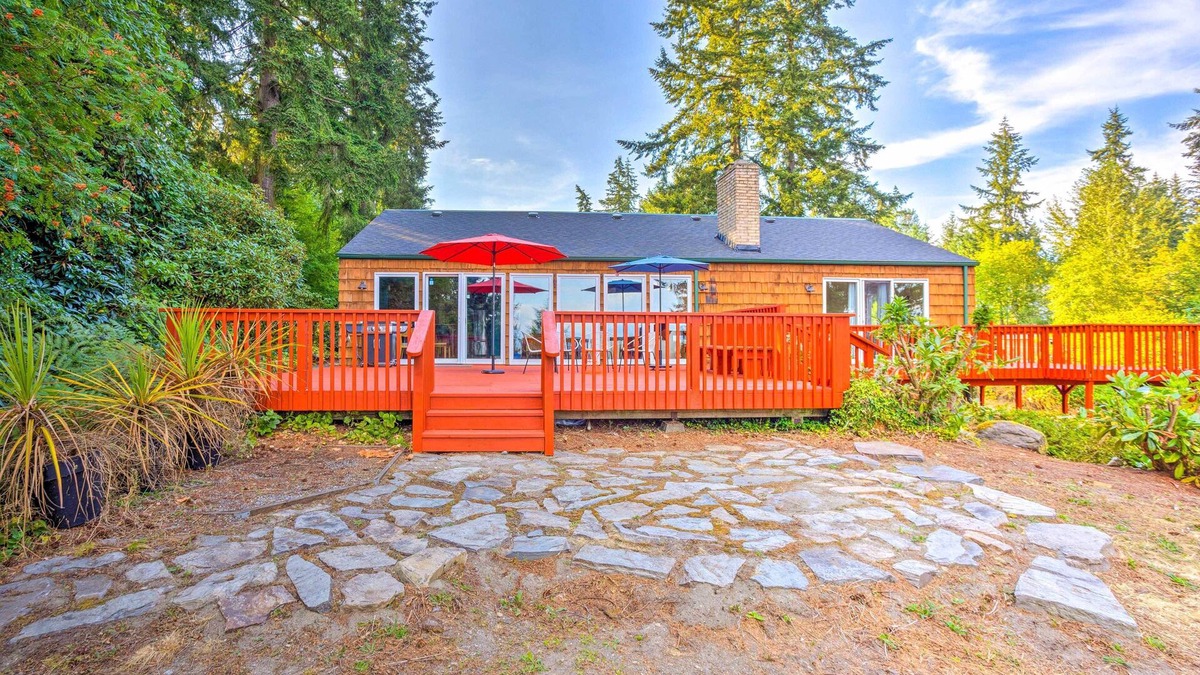 South Hill House | 26 Mi to Mount Rainier, Game Room: Puyallup Oasis