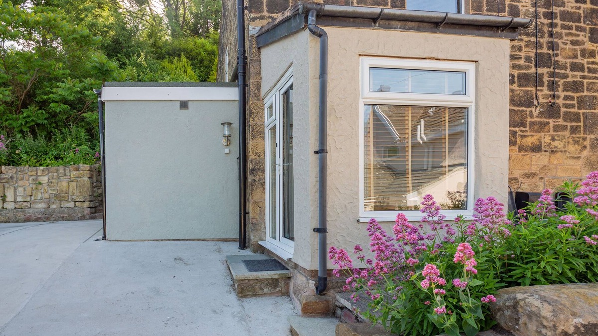 Brymbo Cottage | 27 GREEN ROAD, pet friendly, character holiday cottage in Brymbo