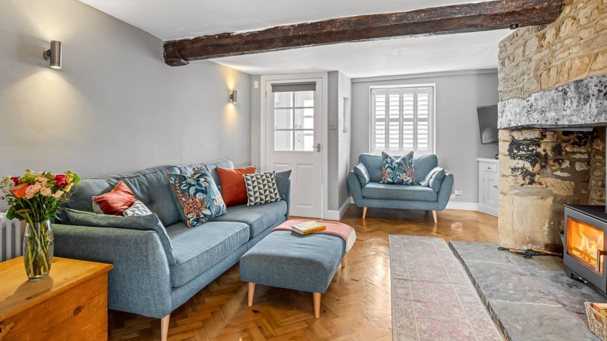 Malmesbury Cottage | 27 Horsefair - sleeps 4 guests in 2 bedrooms