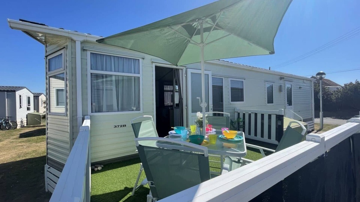 Pevensey Ski Chalet | 27 Tower View Pevensey Bay Holiday Park Beach