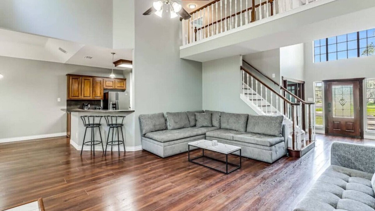 South Side House | 277) Luxury Home- fenced back yard + 5 bedrooms!