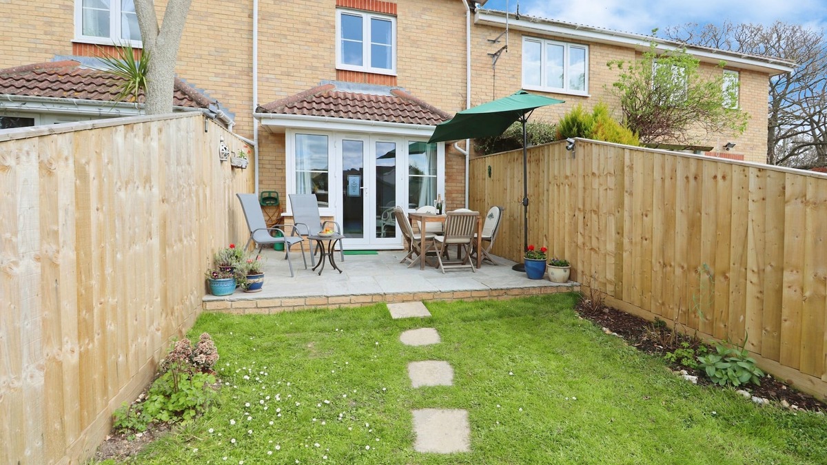East Cowes House | 28 Anchorage Way - a house that sleeps 4 guests in 2 bedrooms