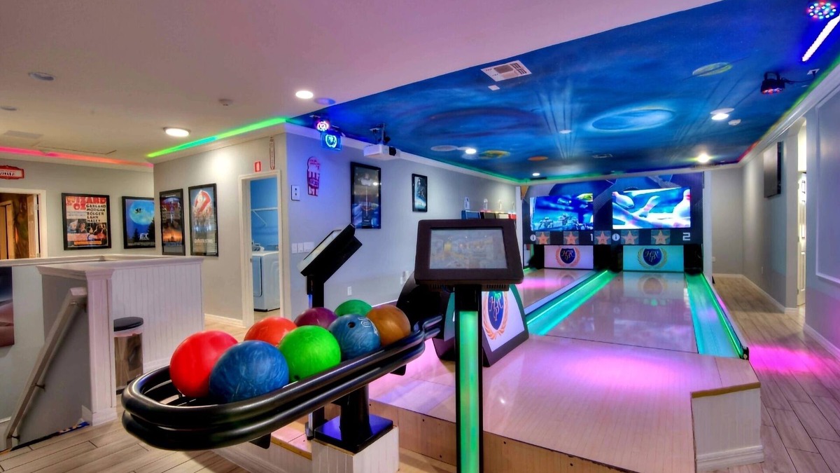 Loughman House | 28-bedroom Global Hollywood, sleeps 70