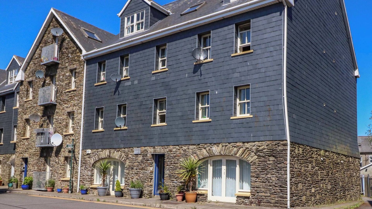 Clonakilty Cottage | 28 LONG QUAY, family friendly in Clonakilty, County Cork