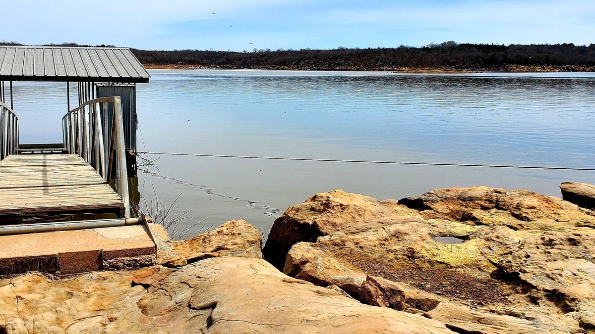 Prue House | 289 Scenic Lane Lakefront cabin w/boat dock, large deck, and Keystone Lake views
