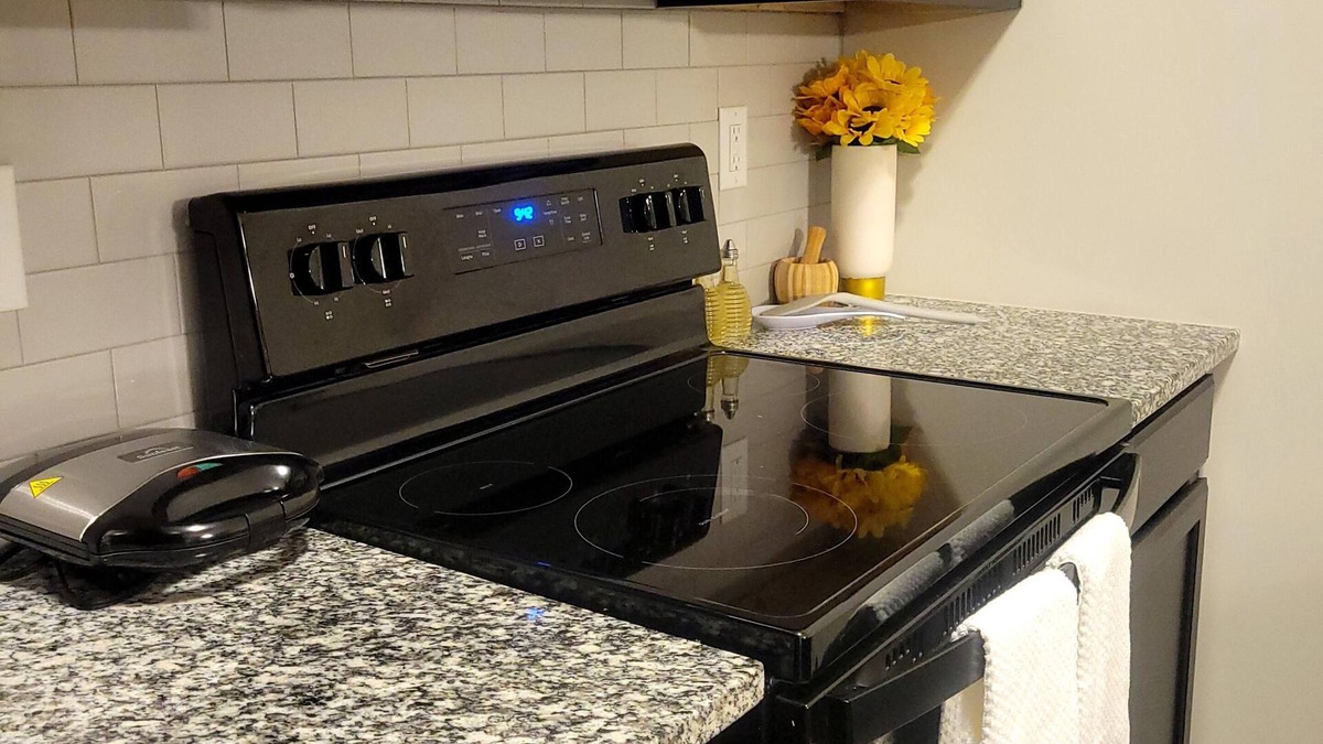 Bel Aire House | 29-day min stays- Pet-friendly home, In-unit laundry, and reliable WiFi.