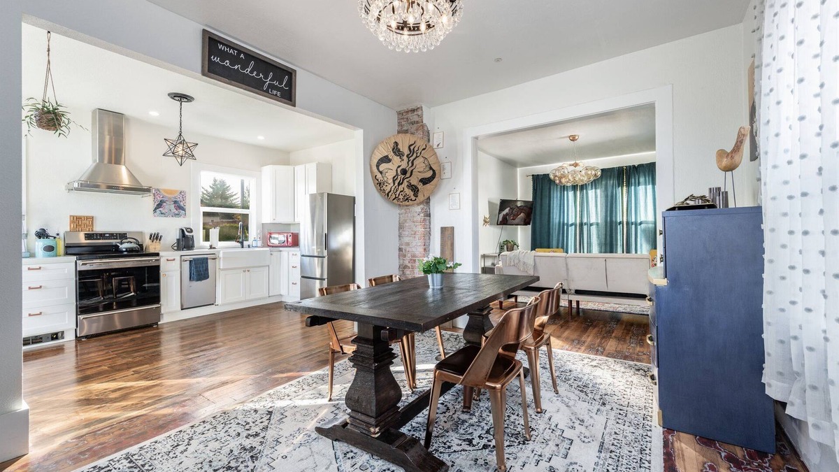 Hilltop House | 2b/Vintage/Full Kitchen/Office/Private deck with view of Mt. Rainier/Central DT