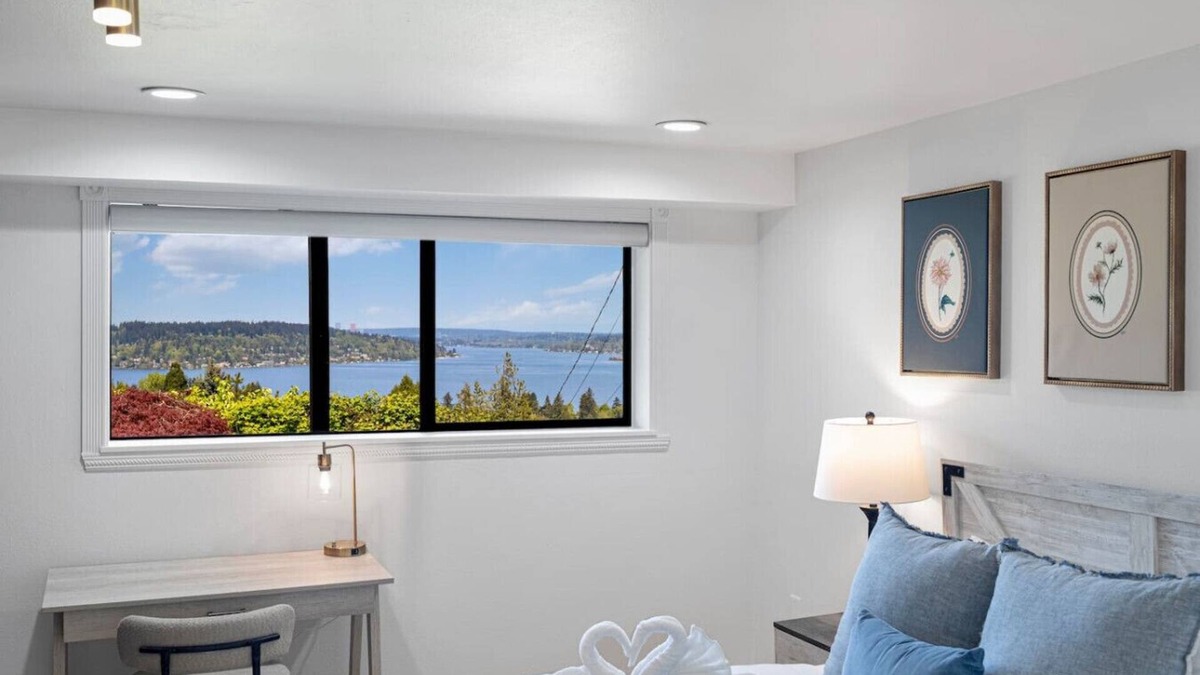 Bryn Mawr-Skyway House | 2b1b Gorgeous Lake View Unit close to Airport