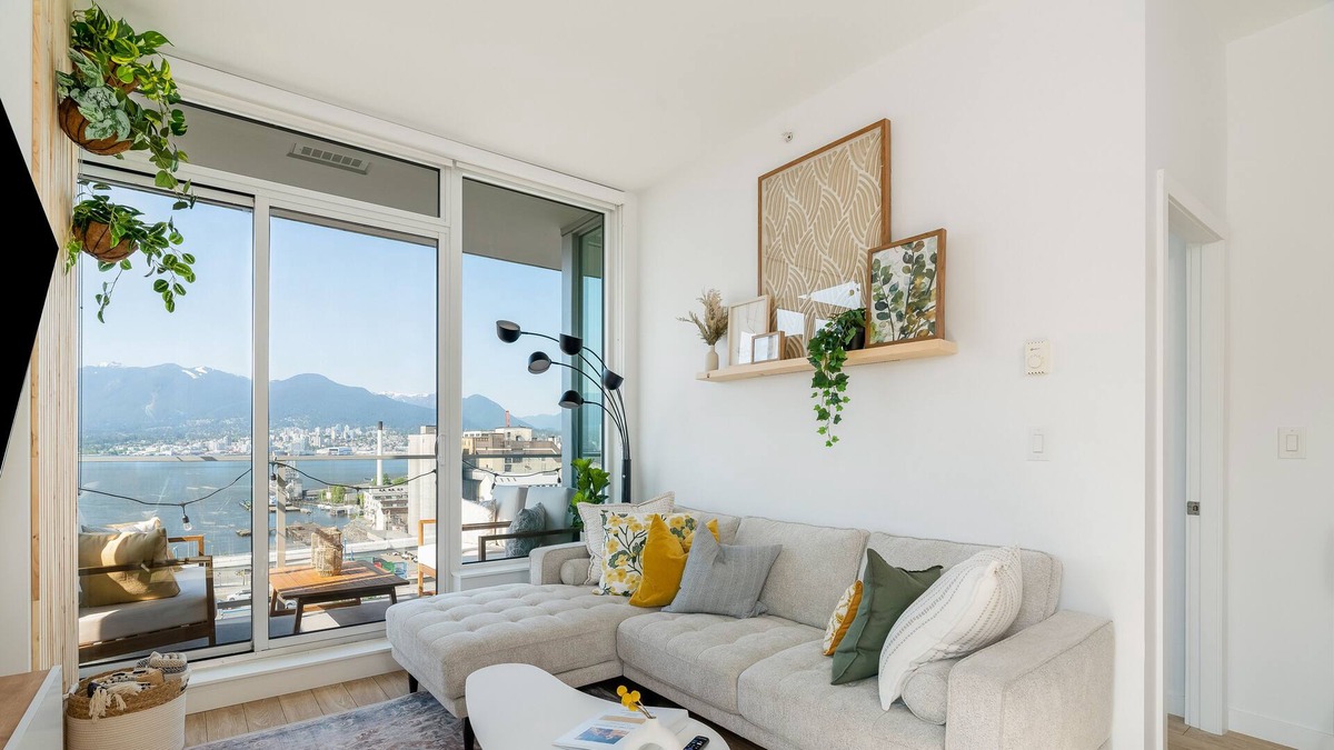 Downtown Eastside Apartment | 2B1B Penthouse With Panoramic Ocean View + Free Parking Stall
