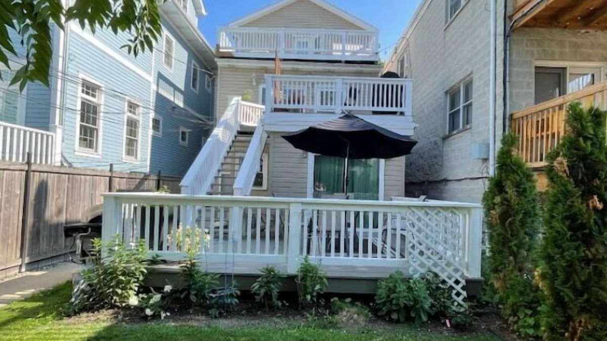 West Lakeview Apartment | 2BD/1 BA with summer patio in quiet Roscoe Village
