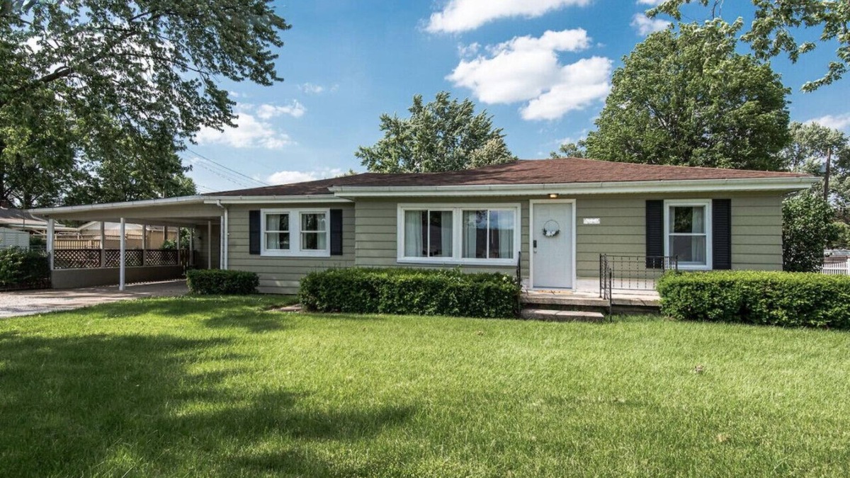 Terre Haute House | 2BD/1BA KING Bed, Pets OK, Big Yard, AC, Renovated
