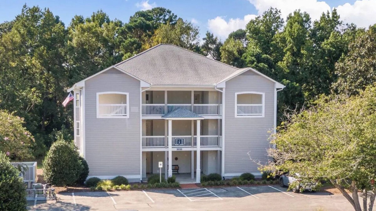 St. James Condo | 2BD 2 BA in exclusive St. James w/pool. Easy access to OKI Beaches & Southport!