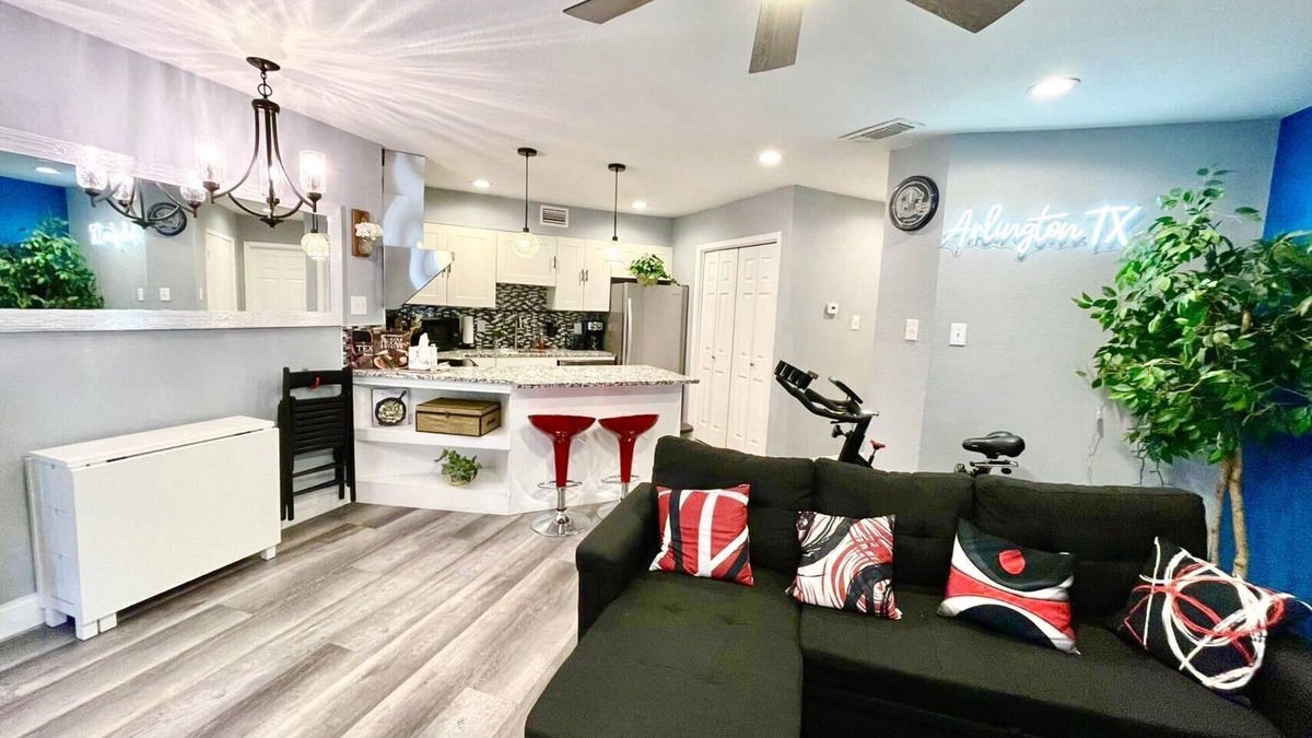 West Arlington Condo | 2Bd/2Ba condo 2mi to AT&T Stadium, 6Flags, TX Rangers
