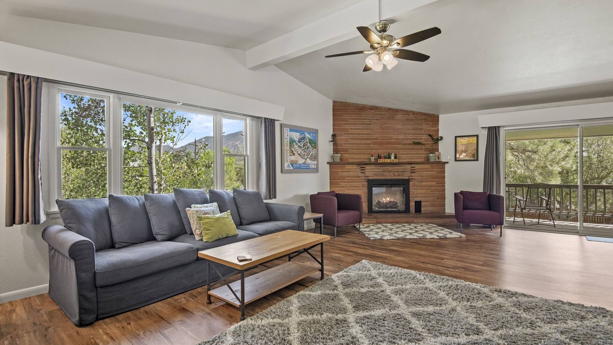 Flagstaff House | 2bd/2ba, with A/C near Dntn, Trails, NAU & Hwy to Canyon