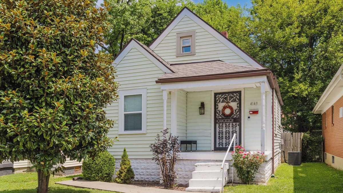 Wyandotte House | 2BD Charming Ideally Located Bungalow