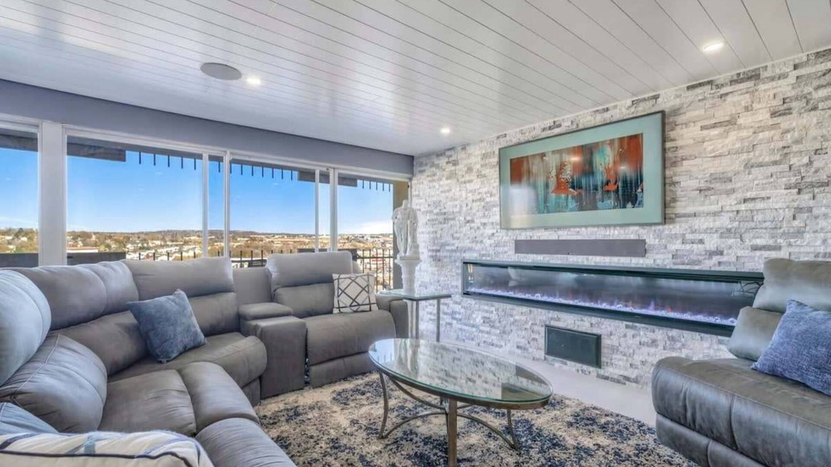 Southeast Colorado Springs Condo | 2BD Luxury Condo, Cocktail Lounge, Beautiful Views