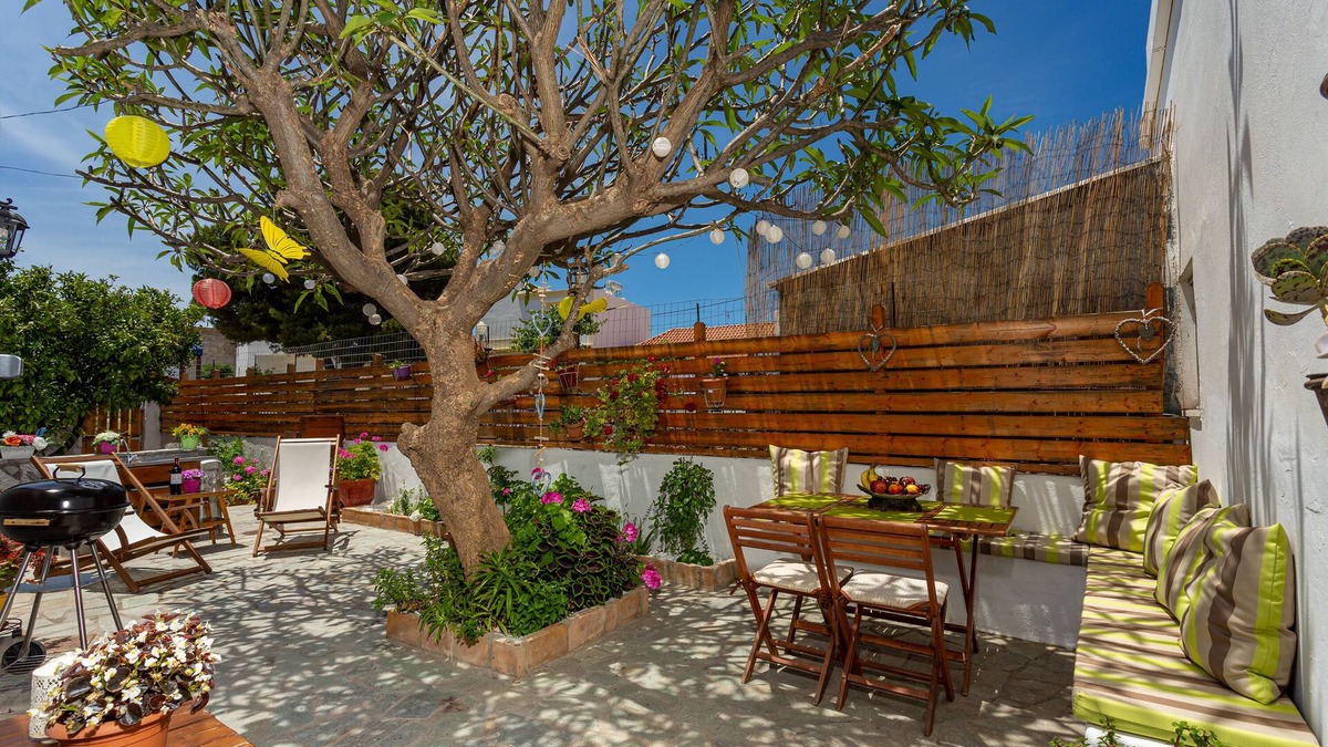 Gennadi House | 2BD Traditional Mediterranean Family House 10min from the beach